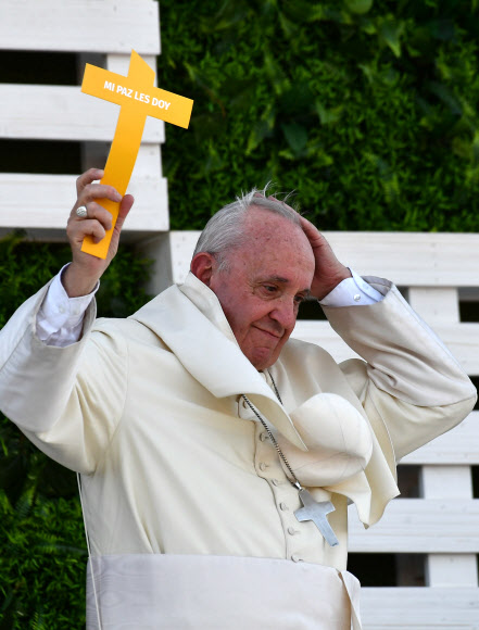 바람 때문에… 교황 “폭력 사용 말라”