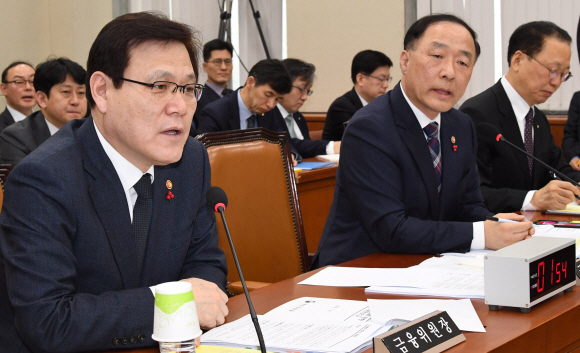 최종구(왼쪽 첫 번째) 금융위원장과 홍남기(왼쪽 두 번째) 국무조정실장이 18일 국회 정무위원회의 가상화폐 대책 현안보고 자리에서 의원들의 질의에 답하고 있다. 이종원 선임기자 jongwon@seoul.co.kr
