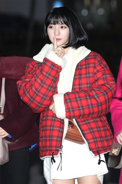 오마이걸 비니가 19일 오전 서울 여의도 KBS 신관 공개홀에서 열린 KBS 2TV ’뮤직뱅크’(뮤뱅) 리허설에 참석하기 위해 방송국으로 들어서며 포즈를 취하고 있다.  뉴스1