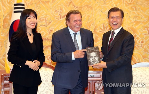 슈뢰더 전 독일총리·김소연씨 연인관계 공식화…곧 한국 방문