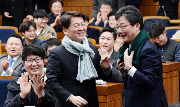 통합을 선언한 안철수(왼쪽) 국민의당 대표와 유승민(오른쪽) 바른정당 대표가 19일 국회 헌정기념관에서 열린 ‘미래를 위한 통합과 개혁의 정치’주제의 토크 콘서트에서 서로에게 목도리를 둘러 주고 있다. 20181.19 이종원 선임기자 jongwon@seoul.co.kr