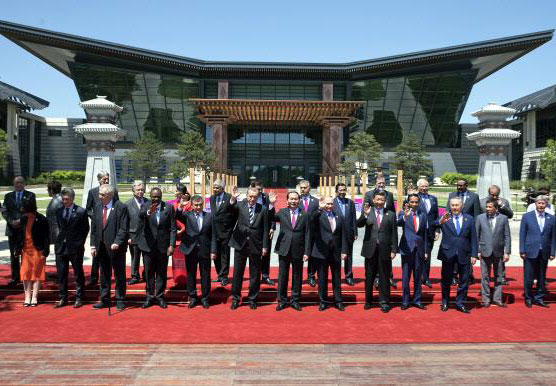 지난해 5월 15일 중국 베이징에서 열린 일대일로(一帶一路) 국제포럼에 참석한 시진핑(앞쪽 오른쪽 다섯 번째) 중국 국가주석을 비롯한 각국 정상들이 손을 흔들고 있다. 서울신문 DB