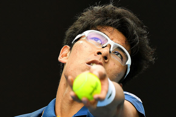 한국 테니스의 간판 정현(22)이 22일 호주 멜버른파크에서 열린 호주오픈 남자단식 3회전에서 서비스를 넣기 위해 공을 토스하고 있다. 멜버른 EPA연합뉴스 