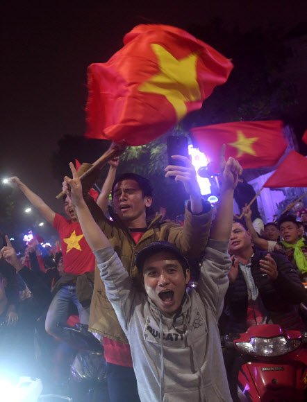 ‘박항서 매직’ 베트남축구 4강 신화… 거리마다 붉은 물결