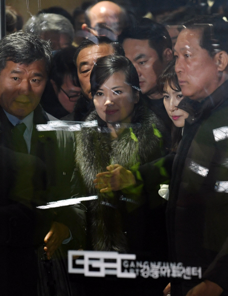 21일 현송월 삼지연관현악단 단장이 이끄는 북한 예술단 사전점검단이 강릉 아트센터를 점검한 후  나서고  있다. 2018. 1. 21.  박윤슬 기자 seul@seoul.co.kr