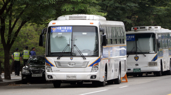 서울 한 지역에 경찰버스가 정차 중에 있다.  서울신문 DB
