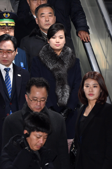 북한 예술단 사전점검단을 이끌고 방남한 현송월 심지연관현악단장이 22일 강릉역에서 서울행 KTX로 향하고 있다. 2018. 01. 22 사진공동취재단