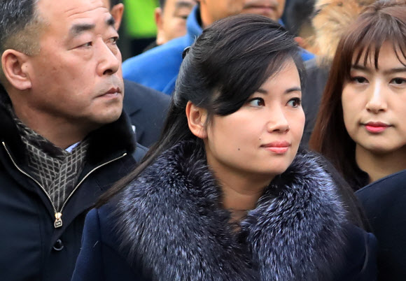 보수단체 시위 바라보는 현송월