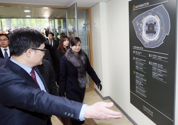 현송월 삼지연관현악단 단장이 이끄는 평창동계올림픽 북한 예술단 사전점검단이 방남 이틀째인 22일 오후 공연장 후보 시설인 서울 중구 장충체육관으로 들어서고 있다. 2018. 01. 22 사진공동취재단