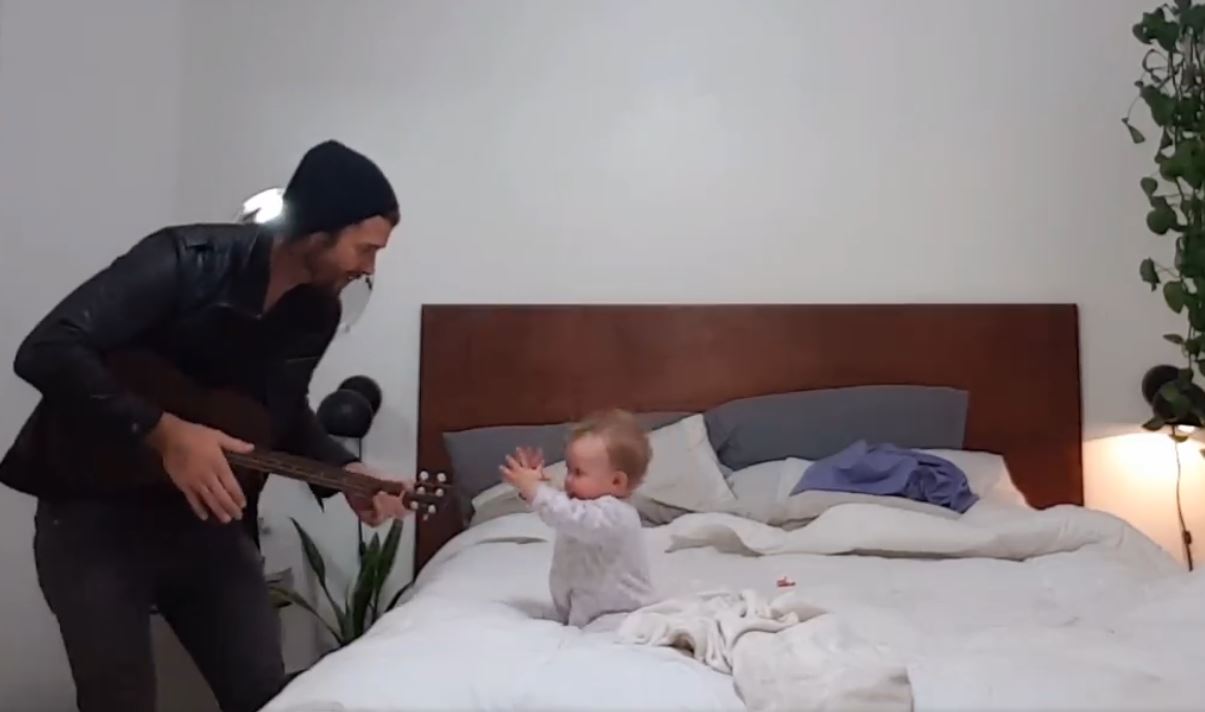 아빠 댄의 연주에 맞춰 춤추는 딸(Dan Fowlks 페이스북)