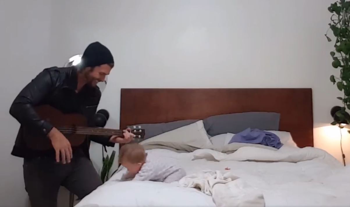 아빠 댄의 연주에 맞춰 춤추는 딸(Dan Fowlks 페이스북)