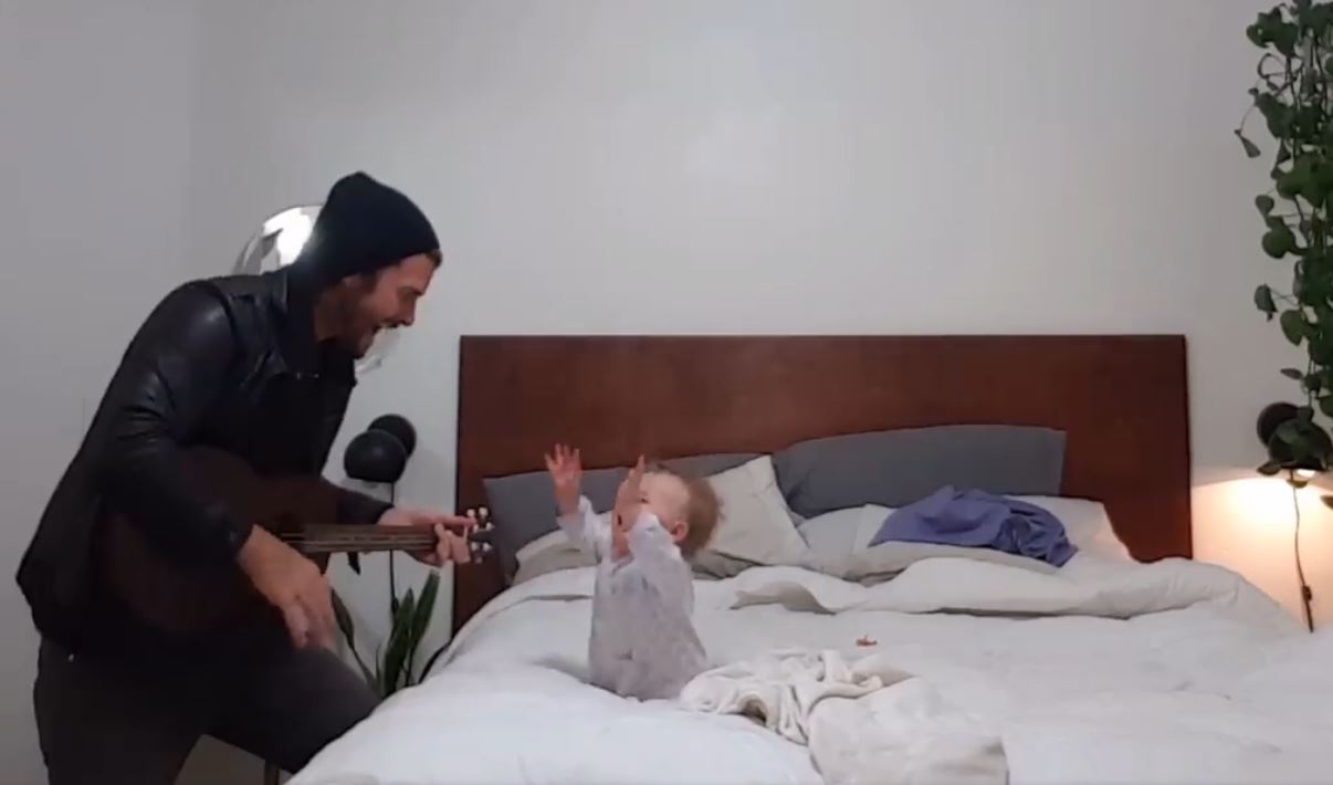 아빠 댄의 연주에 맞춰 춤추는 딸(Dan Fowlks 페이스북)