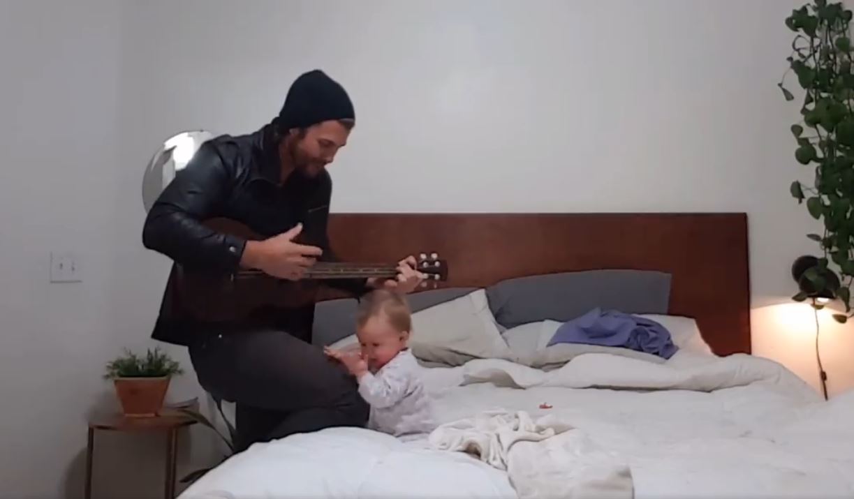 아빠 댄의 연주에 맞춰 춤추는 딸(Dan Fowlks 페이스북)