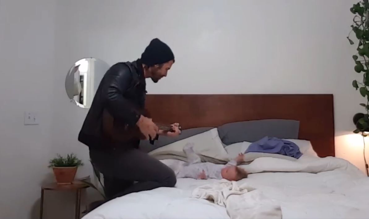 아빠 댄의 연주에 맞춰 춤추는 딸(Dan Fowlks 페이스북)