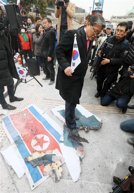 김정은 사진 밟는 조원진