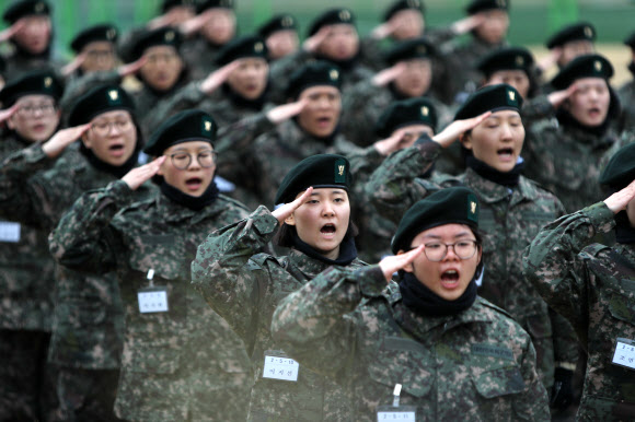 절도 있게 거수 경례