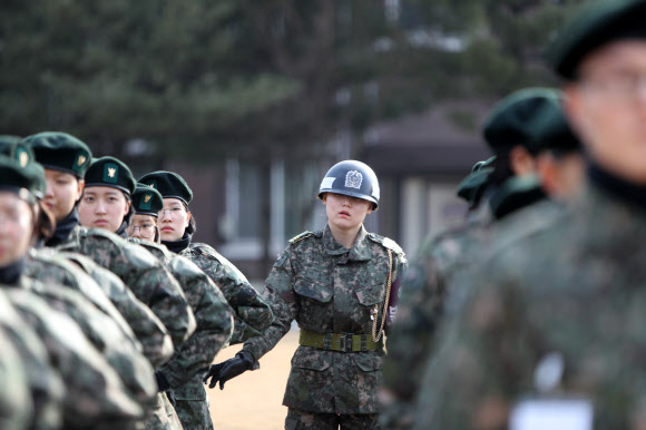 기초군사훈련 받는 예비 생도