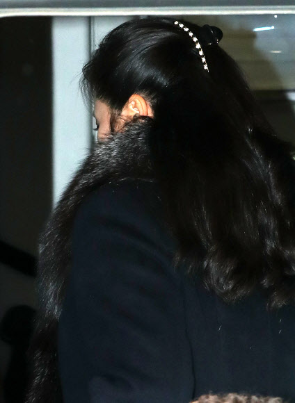 집게 핀 한 현송월 단장