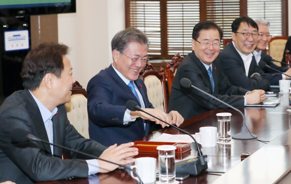 문재인 대통령이 22일 오후 청와대 여민관에서 열린 대통령주재 수석보좌관 회의에서 조국 민정수석으로 부터 과자를 건네 받고 있다. 2018. 01. 22 안주영 기자 jya@seoul.co.kr