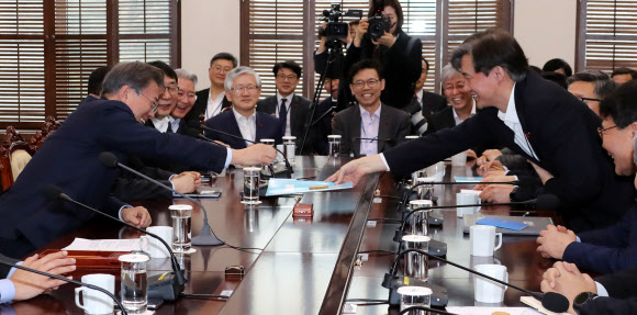 ”과자 하나 드실래요?”