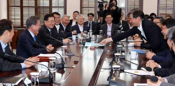 ’대통령님 과자 드실래요?