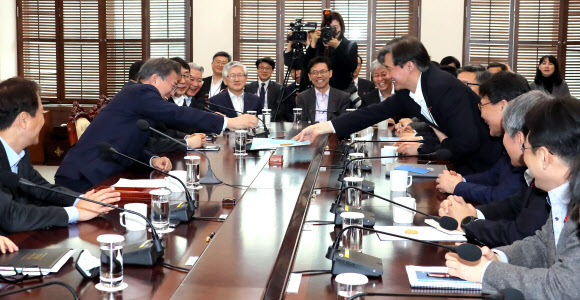 문 대통령, ’과자 하나도’