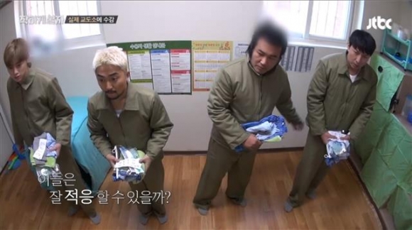 진짜 범죄자들을 수용하고 있는 여주교도소에 입소한 권현빈, 유병재, 김보성, 박건형이 수용복으로 갈아입은 뒤 방을 배정받았다. 가상 입소임에도 출연자들의 얼굴에 긴장한 표정이 역력하다.<br>JTBC ‘착하게 살자’ 캡처