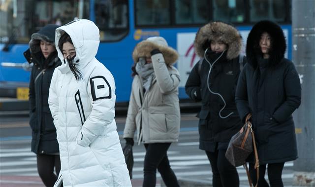 전국 곳곳에 한파 특보가 내려진 23일 오전 서울 세종대로 광화문광장 인근에서 시민들이 발걸음을 재촉하고 있다. 기상청은 북서쪽 찬 공기의 유입으로 내륙을 중심으로 아침 기온이 영하 10도를 기록하는 등 기온이 큰 폭으로 떨어지며 바람까지 강하게 불어 체감온도는 더욱 낮아진다고 밝혔다.  뉴스1
