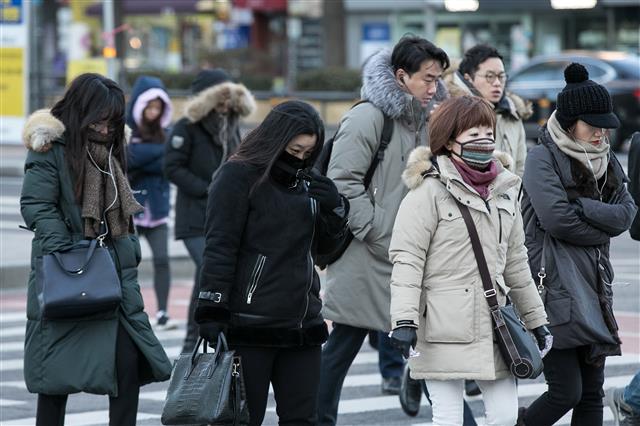 전국 곳곳에 한파 특보가 내려진 23일 오전 서울 세종대로 광화문광장 인근에서 시민들이 발걸음을 재촉하고 있다. 기상청은 북서쪽 찬 공기의 유입으로 내륙을 중심으로 아침 기온이 영하 10도를 기록하는 등 기온이 큰 폭으로 떨어지며 바람까지 강하게 불어 체감온도는 더욱 낮아진다고 밝혔다.  뉴스1