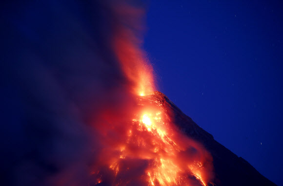 23일(현지시간) 필리핀 중부 알바이주에 있는 마욘 화산이 대규모 용암과 화산재를 분출하고 있다. AP 연합뉴스