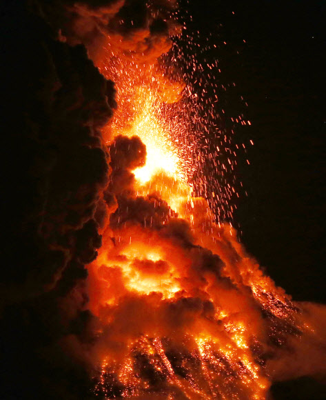 23일(현지시간) 필리핀 중부 알바이주에 있는 마욘 화산이 대규모 용암과 화산재를 분출하고 있다. AP 연합뉴스