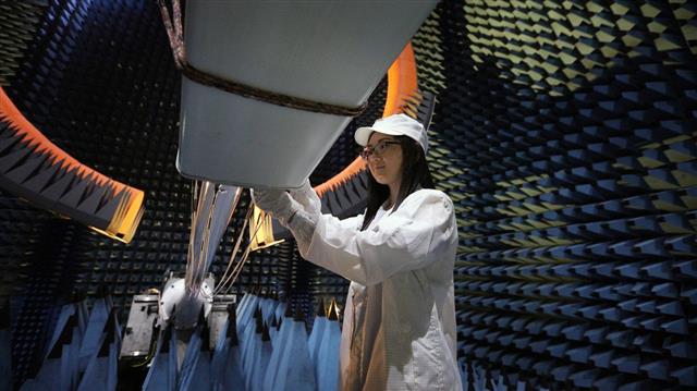 중국은 인력과 자원의 엄청난 투자로 과학 선진국이라는 미국, 유럽연합과 대등한 위치에서 경쟁하고 있다. 사진은 중국 과학자가 전파망원경을 점검하는 장면. MIT테크놀로지리뷰 제공