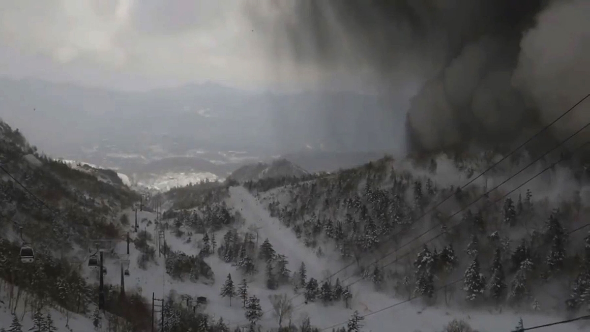 23일 오전 일본 군마현 북서부의 구사쓰시라네산의 주봉우리인 모토시라네산(2171m)에서 분화가 발생해 사망자가 발생했다. 사진은 인근 스키장 곤돌라에서 찍힌 사진. 새카만 화산재가 눈 위를 덮치고 있다. 2018.1.23  AFP 연합뉴스