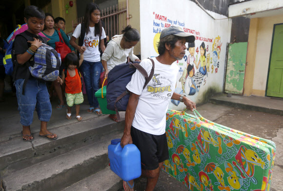 폭발 직전 마욘화산, 대피하는 주민들