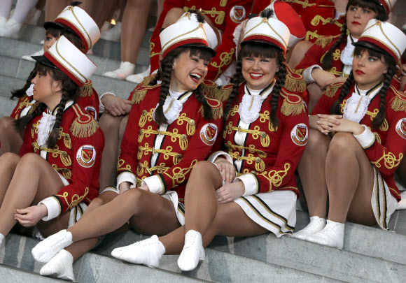 23일(현지시간) 독일 베를린에서 열리는 카니발에 참가하는 댄스팀 ‘레드 후사르(Red Hussars)’의 멤버들이 각선미를 드러낸 단체복을 입고 포즈를 취하고 있다. AP 연합뉴스