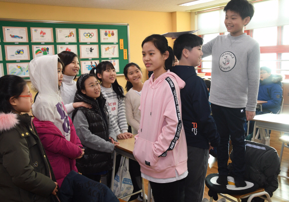 24일 겨울방학을 마치고 개학 한 옥수초등학교 4학년 교실에서 방학동안 키가 얼마나 컸는지 재보고 있다. 최해국 선임기자seaworld@seoul.co.kr