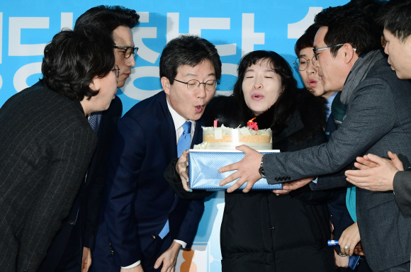 바른정당 유승민 대표와 지도부가 24일 서울 여의도 당사에서 열린 창당 1주년 행사에서 축하 케이크를 받고 촛불을 끄고 있다.  이종원 선임기자 jongwon@seoul.co.kr