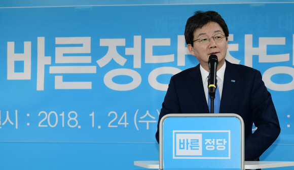 바른정당 유승민 대표가 24일 서울 여의도 당사에서 열린 창당 1주년 행사에서 인사말을 하고 있다. 이종원 선임기자 jongwon@seoul.co.kr