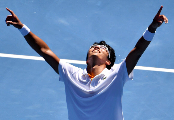 정현은 24일 호주 멜버른에서 열린 호주오픈 테니스대회 남자단식 준준결승에서 테니스 샌드그렌을 3-0으로 완파하고 4강에 진출했다. AFP 연합뉴스