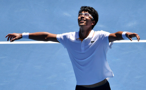24일(현지시간) 호주 멜버른에서 열린 호주오픈 테니스대회 남자 단식 8강전에서 한국 테니스의 간판 정현이 미국의 테니스 샌드그렌을 상대로 승리를 거둔 뒤 기뻐하고 있다. AFP 연합뉴스