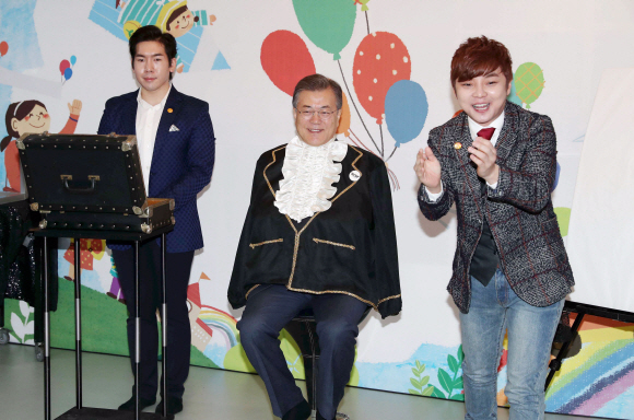 문재인 대통령은 24일 서울 도봉구의 한그루 어린이집을 방문해 유아 보육·교육과 저출산 문제와 관련한 학부모와 보육 현장의 목소리를 듣는 사진을 가졌다. 문 대통령이 이날 어린이들과 함께 마술공연 관람 중 마술사 최현우의 제안으로 마술보조 역할을 하고 있다. 안주영 기자 jya@seoul.co.kr