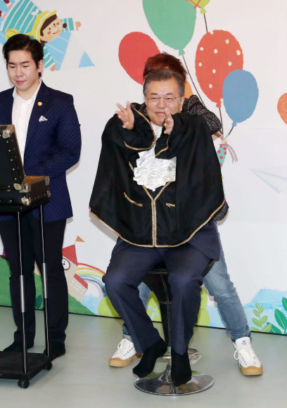 문재인 대통령은 24일 서울 도봉구의 한그루 어린이집을 방문해 유아 보육·교육과 저출산 문제와 관련한 학부모와 보육 현장의 목소리를 듣는 사진을 가졌다. 문 대통령이 이날 어린이들과 함께 마술공연 관람 중 마술사 최현우의 제안으로 마술보조 역할을 하고 있다. 안주영 기자 jya@seoul.co.kr