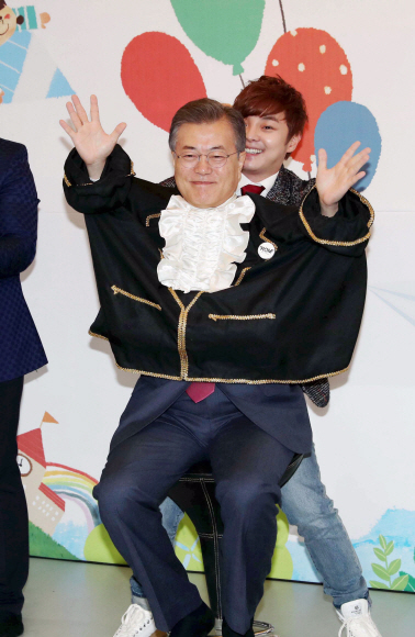 문재인 대통령은 24일 서울 도봉구의 한그루 어린이집을 방문해 유아 보육·교육과 저출산 문제와 관련한 학부모와 보육 현장의 목소리를 듣는 사진을 가졌다. 문 대통령이 이날 어린이들과 함께 마술공연 관람 중 마술사 최현우의 제안으로 마술보조 역할을 하고 있다. 안주영 기자 jya@seoul.co.kr