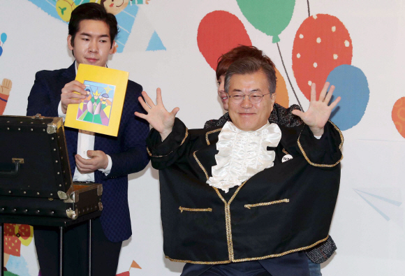 문재인 대통령은 24일 서울 도봉구의 한그루 어린이집을 방문해 유아 보육·교육과 저출산 문제와 관련한 학부모와 보육 현장의 목소리를 듣는 사진을 가졌다. 문 대통령이 이날 어린이들과 함께 마술공연 관람 중 마술사 최현우의 제안으로 마술보조 역할을 하고 있다. 안주영 기자 jya@seoul.co.kr