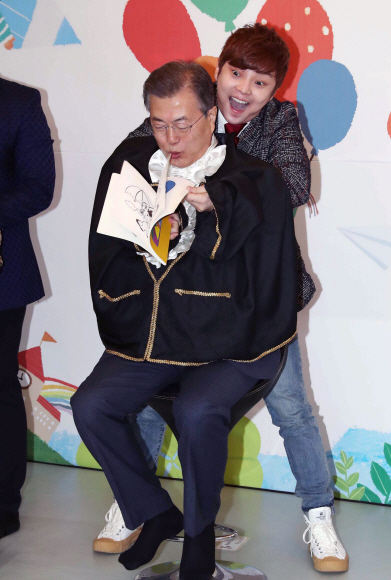 문재인 대통령은 24일 서울 도봉구의 한그루 어린이집을 방문해 유아 보육·교육과 저출산 문제와 관련한 학부모와 보육 현장의 목소리를 듣는 사진을 가졌다. 문 대통령이 이날 어린이들과 함께 마술공연 관람 중 마술사 최현우의 제안으로 마술보조 역할을 하고 있다. 안주영 기자 jya@seoul.co.kr