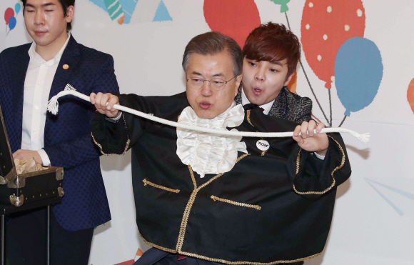 문재인 대통령은 24일 서울 도봉구의 한그루 어린이집을 방문해 유아 보육·교육과 저출산 문제와 관련한 학부모와 보육 현장의 목소리를 듣는 사진을 가졌다. 문 대통령이 이날 어린이들과 함께 마술공연 관람 중 마술사 최현우의 제안으로 마술보조 역할을 하고 있다. 안주영 기자 jya@seoul.co.kr