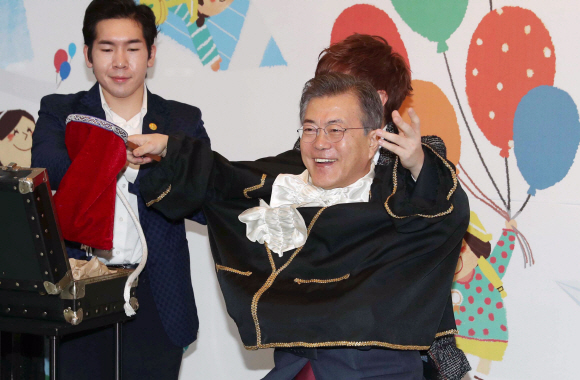 문재인 대통령은 24일 서울 도봉구의 한그루 어린이집을 방문해 유아 보육·교육과 저출산 문제와 관련한 학부모와 보육 현장의 목소리를 듣는 사진을 가졌다. 문 대통령이 이날 어린이들과 함께 마술공연 관람 중 마술사 최현우의 제안으로 마술보조 역할을 하고 있다. 안주영 기자 jya@seoul.co.kr