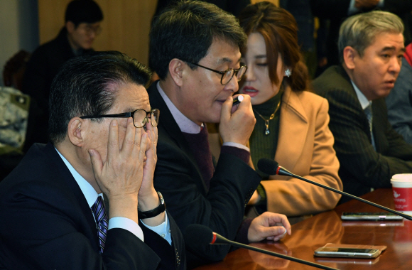 24일 국회 의원회관에서 열린 개혁신당 창당추진위원회 회의에  참석한 박지원 의원 피곤한듯 얼굴을 만지고있다. 이종원 선임기자 jongwon@seoul.co.kr