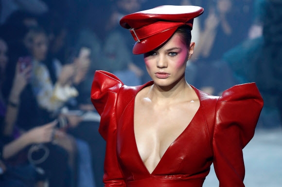 23일(현지시간) 프랑스 파리에서 열린 알렉산드레 보티에 2018 봄/여름 오트 쿠튀르 패션쇼에서 모델이 컬렉션을 선보이고 있다.<br>AFP 연합뉴스