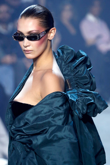 모델 벨라 하디드가 23일(현지시간) 프랑스 파리에서 열린 알렉산드레 보티에 2018 봄/여름 오트 쿠튀르 패션쇼에서 컬렉션을 선보이고 있다.<br>AFP 연합뉴스